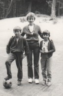 Fot. 4. Łukasz z siostrą i mamą, rok 1987.