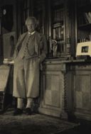 2. G. Hauptmann w swoim domu w Jagniątkowie. Fot. ze zbiorów Muzeum Miejskiego „Dom Gerharta Hauptmanna”.