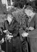 Eltern, Józefa i Edmund im Garten – gegenwärtig Gelände des Flora-Bazars (Fot. J. Kotlarski).