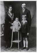 Józef Gielniak (na stołeczku) z rodzicami i bratem Kazimierzem, 1933 r. (reprodukcja) właściciel: Muzeum Karkonoskie w Jeleniej Górze