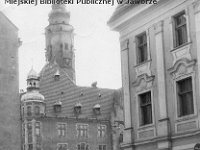 02  Jawor - rynek - lata 1960-1974  Widok na ratusz od strony ulicy Grunwaldzkiej. Widoczny fragment narożnego budynku pierzei zachodniej.