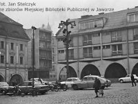 11  Jawor - rynek - lata 1960-1974  Widok w kierunku ulicy Kościelnej. Widoczne fragmenty zachodniej części pierzei północnej oraz pierzei zachodniej.