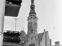12  Jawor - rynek - lata 1960-1974  Widok na ratusz od strony ulicy Chrobrego, widoczny fragment teatru miejskiego oraz fragment zachodniej części pierzei północnej i balkony narożnej kamienicy pierzei zachodniej