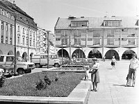 03  Jawor - rynek - lata 1979-1989  Widok na zachodnią część pierzei północnej i pierzeję zachodnią w kierunku ulicy Kościelnej.