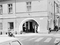 05  Jawor - rynek - lata 1979-1989  Widok na wejście pod filary wschodniej części pierzei południowej od ulicy Staszica.