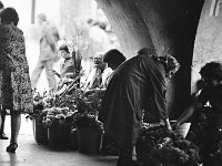 08  Jawor - rynek - lata 1979-1989  Kwiaciarki pod filarami.