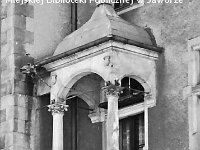 17  Jawor - rynek - lata 1979-1989  Widok na wykuszowy balkon znajdujący się na północnej ścianie ratusza.