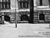 26  Jawor - rynek - lata 1979-1989  Widok od strony zachodniej na okna piwnic ratusza.
