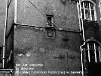69  Jawor - rynek - lata 1979-1989  Widok na najstarszy herb Jawora umieszczony na ścianie wieży od strony wschodniej.