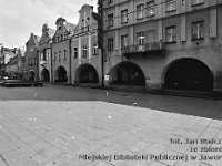 71  Jawor - rynek - lata 1979-1989  Widok na wschodnią część pierzei południowej. Po lewej stronie widoczny fragment pierzei wschodniej i ulica Staszica.