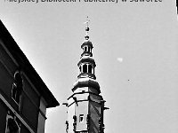 75  Jawor - rynek - lata 1979-1989  Widok na wieżę ratusza od strony ulicy Żeromskiego. Widoczny fragment budynku teatru oraz narożnej kamienicy zachodniej części pierzei południowej.