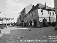 76  Jawor - rynek - lata 1979-1989  Widok wzdłuż wschodniej części pierzei południowej w kierunku ulicy Staszica. Po lewej stronie widoczny fragment pierzei wschodniej, a po prawej wejście w ulicę Żeromskiego.