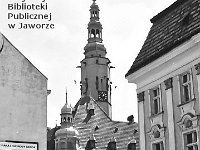 01  Jawor - rynek - lata 1999-2000  Widok na ratusz od strony ulicy Grunwaldzkiej. Widoczne fragmenty narożnych budynków pierzei północnej oraz pierzei zachodniej.