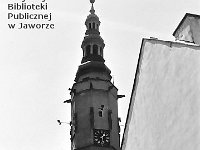 11  Jawor - rynek - lata 1999-2000  Widok na wieżę ratusza od ulicy Legnickiej.