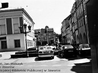 30  Jawor - rynek - lata 1999-2000  Widok wzdłuż pierzei południowej w kierunku ulicy Staszica i pierzei wschodniej. Po lewej stronie widoczny teatr.