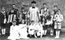 6. Father Dominik Kostial was very musical. He often played and sang with young people from the parish of St. Pankracy in Jelenia Góra. Photo from the 60s of the last century, Fot. za: Nasz Dziennik, nr 186 (3203). 9-10 sierpnia 2008.