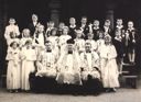 8. Pfarrer Kostial mit Schülern, Jahr 1964. Foto aus dem Archiv von Grzegorz Jędrasiewicz.