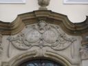 Fot. 6 - Zdjęcie herbu aliansowego rodu von Moltke i Burt nad portalem pałacu w Krzyżowej. 