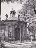 Grobowiec nr 2 (1717) na cmentarzu przy Kościele Łaski w Hirschbergu przed rokiem 1945. Hirschberger Heimatstube in Alfeld; druk jednorazowy.