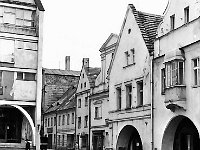 16  Jawor - rynek - lata 1975-1978 - wymiana nawierzchni i oświetlenia  Widok w kierunku ulicy Staszica. Widoczne fragmenty wschodniej części pierzei południowej i pierzei wschodniej.