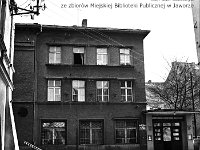 18  Jawor - rynek - lata 1975-1978 - wymiana nawierzchni i oświetlenia  Widok z ulicy Żeromskiego na teatr.
