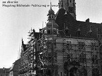 24  Jawor - rynek - lata 1975-1978 - wymiana nawierzchni i oświetlenia  Widok na ratusz od strony ulicy Grunwaldzkiej. W tle widoczna zabudowa śródrynkowa oraz fragment pierzei wschodniej.