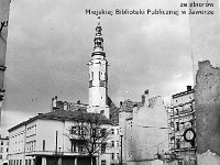 29  Jawor - rynek - lata 1975-1978 - wymiana nawierzchni i oświetlenia  Widok na ratusz od strony ulicy Staszica. W tle po lewej stronie widoczny budynek teatru, a po prawej - zabudowa śródrynkowa.