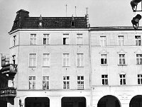 38  Jawor - rynek - lata 1975-1978 - wymiana nawierzchni i oświetlenia  Widok na fragment pierzei zachodniej. Po lewej stronie wejście w ulicę Zakmową.