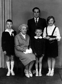 1. Z rodziną lata 60 ubiegłego wieku. Fot. z archiwum rodzinnego