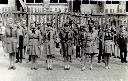 2. Basia (pierwsza z prawej w trzecim rzędzie) z drużyną ZHP na lwóweckim rynku 01.05.1960 r. Fot. Bolesław Kowalski, fot. z archiwum rodzinnego