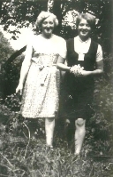3. W ogrodzie z matką 1967 r. Fot. z archiwum rodzinnego