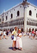 16. Z siostrą Barbarą przed Pałacem Dożów w Wenecji, sierpień 1994 r.