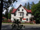Fot. 2. Dom w Karpaczu (obecnie willa przy ul. Konstytucji 3 Maja 80), którego od 1926 r. właścicielem była Elsa Ury. Pisarka nadała mu nazwę 'Haus go Haus Nesthäkchen' (Dom Beniaminek).