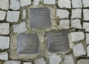 Fot. 5. Specjalne kamienie brukowe, tzw. 'Stolperstein' przy placu Savigny w Berlinie, upamiętniają deportowanych Żydów z z Berlina, w tym Elsę Ury.