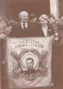 Sztandar jeleniogórskiego 'Żeromszczaka;, od lewej M. Domosławska, J. Bulzacki i E. Olpińska.