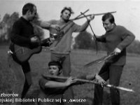 197x-04  13 października 1971   okolice Jawora    Od lewej: Janusz 'Jacek' Terlega, Zygmunt Suchecki, Andrzej Doros, siedzi Zdzisław Steiner