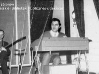 197x-06  16 stycznia 1972   Jawor, Międzyzakładowy Klub "Relaks", ul.Piastowska  Zabawa dla Spółdzieli Inwalidów Improdus    Od lewej: Janusz 'Jacek' Terlega (gitara basowa), Zygmunt Suchecki (organy)