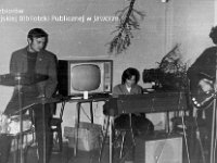 197x-07  Rok 1971 / 1972  Jedlina Zdrój  Podczas zimowiska    Od lewej: Romuald Wesołowski (perkusja), Małgorzata Świdrak (organy), Henryk Buczak (gitara)