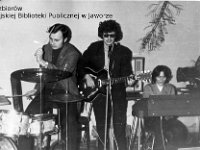197x-08  Rok 1971 lub 1972  Jedlina Zdrój  Podczas zimowiska    Od lewej: Romuald Wesołowski (perkusja), Henryk Buczak (gitara), Małgorzata Świdrak (organy)