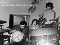 197x-11  Rok 1971 / 1972  Jedlina Zdrój  Podczas zimowiska    Od lewej: Romuald Wesołowski (perkusja), Małgorzata Świdrak (organy i wokal), Henryk Buczak (gitara)