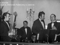 197x-25  Lata 70-te  Jawor, restauracja "Kolorowa", Plac Wolności    Od lewej: Zdzisław Bagiński (bas), Stanisław Zawalny (perkusja), Stanisław Duszeńko (saksofon tenorowy), Jerzy Osolinsz (saksofon altowy)