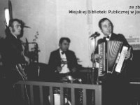 197x-29  Lata 70-te  Jawor, restauracja "Kolorowa", Plac Wolności    Od lewej: Zdzisław Bagiński (gitara basowa), Stanisław Zawalny (perkusja), Jerzy Osolinsz (akordeon i śpiew)