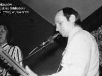 197x-36  31 grudnia 1975 - 1 stycznia 1976  Legnica, restauracja "Stronie", Park Miejski  Zabawa sylwestrowa    Od lewej: Bogdan Migłowiec (saksofon), Janusz 'Jacek' Terlega (gitara basowa i śpiew)
