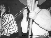 197x-37  31 grudnia 1975 - 1 stycznia 1976  Legnica, restauracja "Stronie", Park Miejski  Zabawa sylwestrowa    Od lewej: Bogdan Migłowiec (saksofon), Janusz 'Jacek' Terlega (gitara basowa i śpiew)