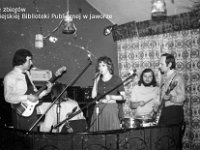 197x-38  Prawdopodobnie rok 1974  Legnica, restauracja "Stronie", Park Miejski    Od lewej: Andrzej Doros (gitara), Bogdan Migłowiec (pianino), Irena Doros (śpiew), Romuald Wesołowski (perkusja), Janusz 'Jacek' Terlega (gitara basowa)