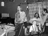 197x-39  Prawdopodobnie rok 1974  Legnica, restauracja "Stronie", Park Miejski    Od lewej: Andrzej Doros (gitara), Bogdan Migłowiec (saksofon), Romuald Wesołowski (perkusja), Janusz 'Jacek' Terlega (gitara basowa)