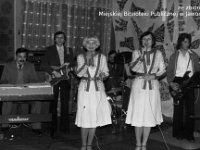 197x-49  Lata 1977-1979  Jawor,  "Klub Technika" Zakładów Kziienniczych i Maszyn Rolniczych, Park Miejski    Zaspół Metalowcy  Od lewej:Jerzy Pawlinow (organy),  Edward Gruda (gitara), Maryla Olechnowicz (śpiew), Romuald Wesołowski (perkusja), Małgorzata Wilczkiewicz (śpiew), Adam Janeczko (gitara)