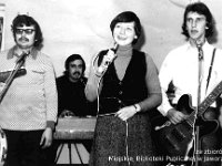197x-52  Przełom lat 70- i 80-tych    Zespół Metalowcy  Od lewej: Henryk Buczak (tamburyn i śpiew), Jerzy Pawlinow (organy), Małgorzata Wilczkiewicz (śpiew), Adam  Janeczko (gitara i śpiew)