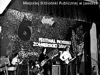 197x-55  Rok 1978   Jawor, Teatr Miejski   Festiwal Piosenki Żołnierskiej    Romuald Wesołowski (perkusja) w zastępstwie za nieobecnego członka wsytępującego zespołu