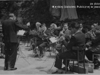 196x-02  Początek lat 60-tych  Jawor, prawdopodobnie Park Miejski    Jaworska Orkiestra Dęta  Dyrektor: Wacław Siemaszko  Skład w latach 1950-60: trąbki - Tadeusz Doros, Mieczysław Wadas, Edward Szwed, klarnety - Jan Wasilewski, (?) Stefanowicz, Czesław Żarkowski, waltornia - Ryszard Juszyński, alty - Jan Szwed, Janusz 'Zbyszek' Zawiślański, tenory - Stanisław Garus, Antoni Żarkowski, saksofon tenorowy - Stanisław Witek, tuba - Józef Pona, bas - M?. Zuber, perkusja - Klemens Grzybowski i J?. Nowak